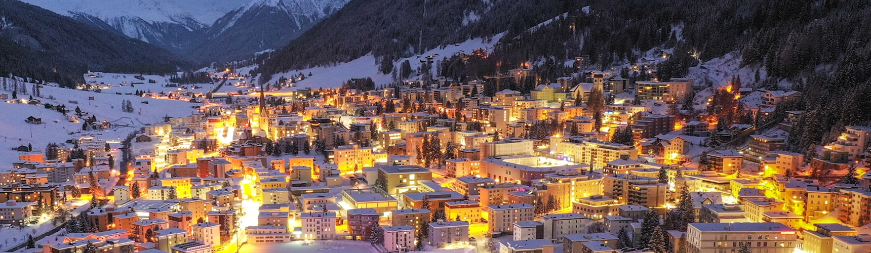 Luftbild vom winterlichen Davos am Abend