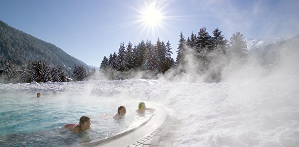Winterfreuden im Aussenbecken des Davoser Wellness- und Erlebnisbades