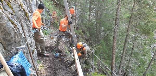 Anspruchsvolle Wanderweginstandhaltung durch den Zivilschutz im Gebiet Silberberg, Davos Monstein