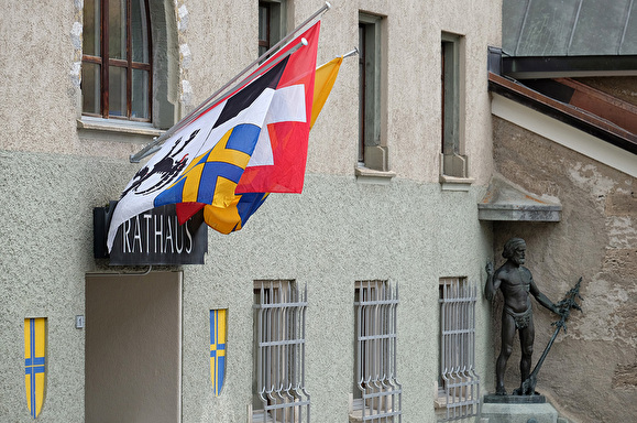 Eingang des Rathauses mit Fahnen und Wildmannlibrunnen