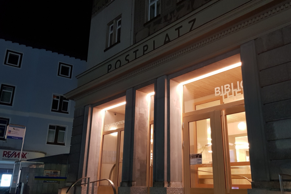 Der beleuchtete Eingang zur Open Library in der Bibliothek Davos