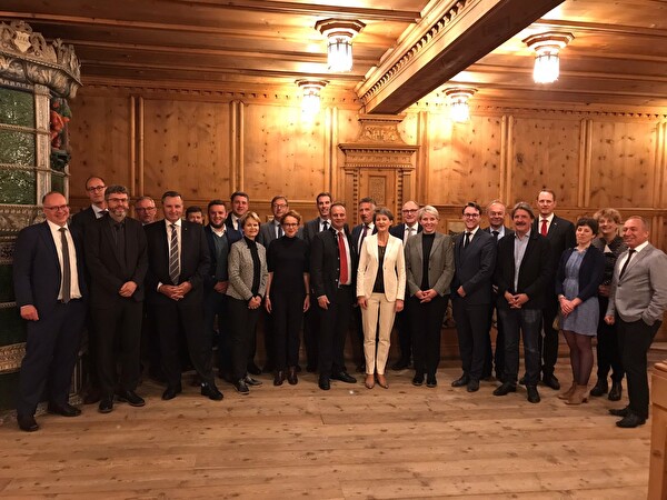 Gruppenbild mit Bundesrätin Simonetta Sommaruga, KVF-Präsident Ständerat Stefan Engler und Landammann Philipp Wilhelm sowie weiteren Kommissionsmitgliedern, Mitgliedern des Kleinen Landrates, RhB-Direktor und Personal der Bundesverwaltung