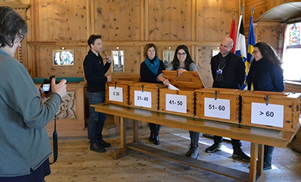 Ziehung der Gewinner unter Beisein von Barbara Gassler (Davoser Zeitung), Dr. Conradin Menn (Leiter Rechtsdienst), Karin Franke (Kultursekretärin), Mariana Rodrigues (Glücksfee/Auszubildende Gemeindekanzlei), Patrick Gaugler (Infrastruktur WEF) und Laura Saputelli (Nachhaltigkeit WEF).