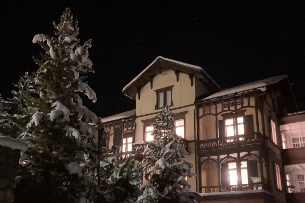 Die Leihbibliothek Davos im Dunkeln mit hellerleuchteten Fenstern