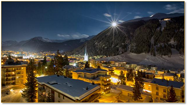 Blick auf Davos Platz bei Nacht im Schnee