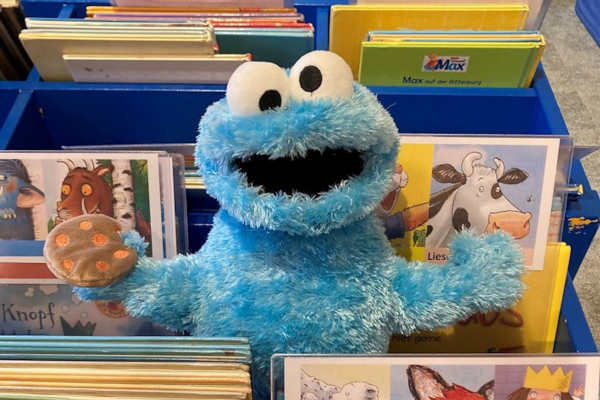 Bild vom Krümelmonster zwischen Bilderbüchern