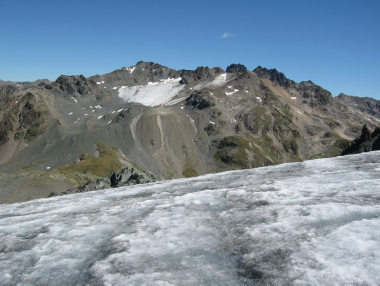 Scalettahorn mit Firnfeld und Blockgletscherzungen (im Vordergrund Chüealpgletscher)
