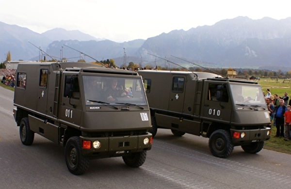 Zwei Militärfahrzeuge im Churer Rheintal