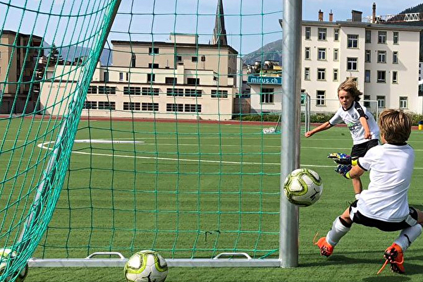 Richtig Fussballspielen im Fohlen Camp in Davos