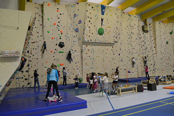 2. Färbitag vom 11. November 2023: Grosser Andrang an der Kletterwand.