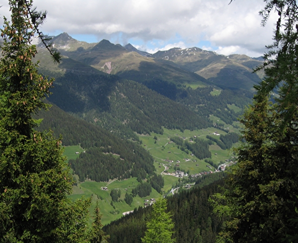 Blick von der Hauderalp auf die Streusiedlung Glaris