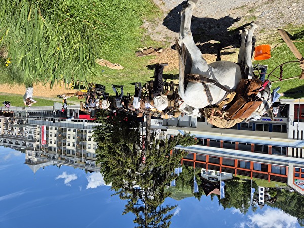 Säumer-Tross bei der Mittagsrast im Seehofseeli-Areal in Davos Dorf im Sommer 2024