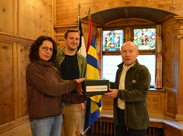 In der Grossen Stube des Rathauses überreicht das Petitionskomitee der Gemeindekanzlei Davos über 1000 Unterschriften. Von links nach rechts: Landrätin Rita Gianelli, Landrat Lukas Kistler sowie Landschreiber Michael Straub.