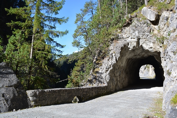 Der Mobilitätsweg führt mit zahlreichen Tunnels und Brücken durch die enge Zügenschlucht