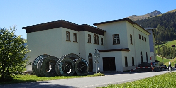 Kabelrollen, sogenannte Bobinen, beim EWD-Kraftwerk eingangs Sertigtal