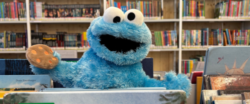 Das Krümelmonster in der Bibliothek Davos