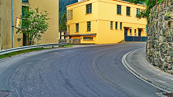 Stark beanspruchter Kurvenabschnitt der Tanzbühlstrasse