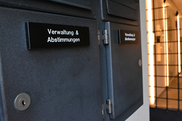 Gemeindebriefkasten für den Rücklauf der Abstimmungscouverts beim Rathauseingang