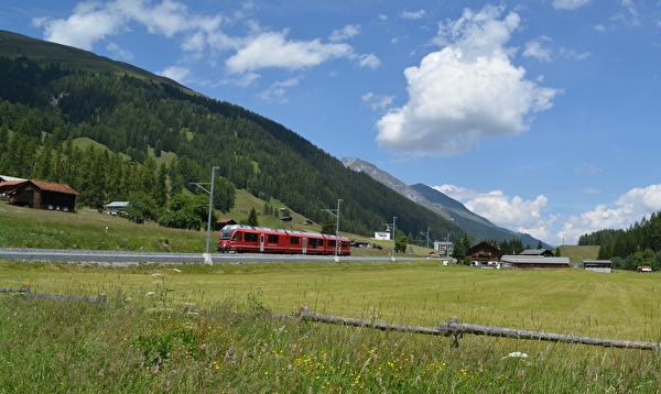 RhB-Triebzug bei Davos Frauenkirch