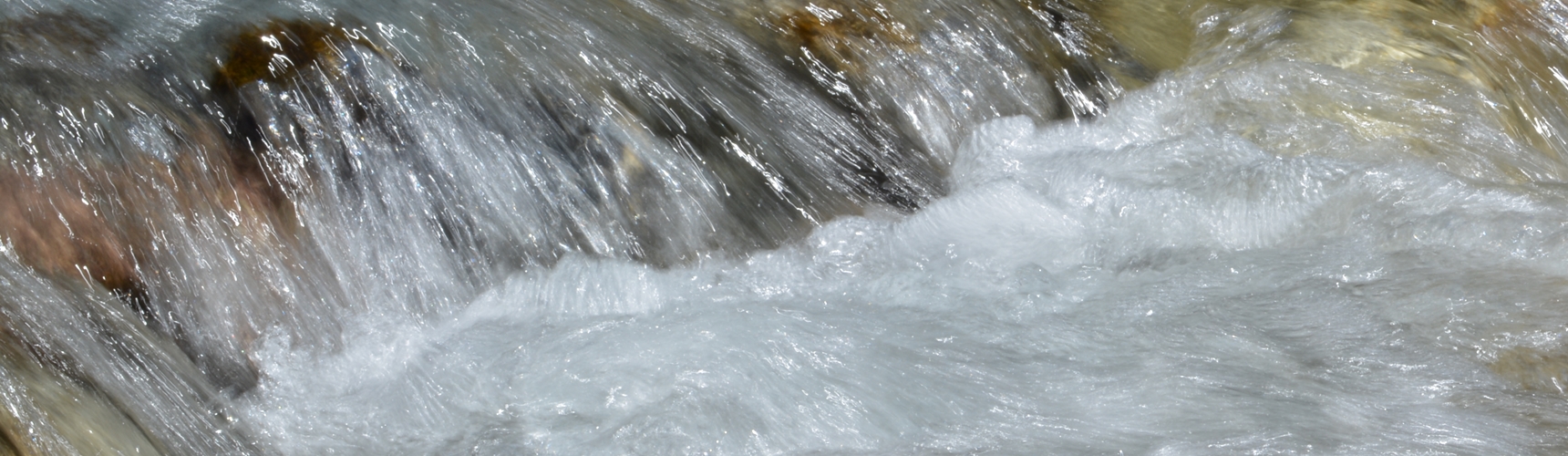 Strömendes Wasser des Sertigbachs