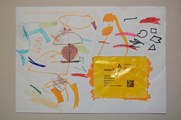 Arbeitsteilung in der Familie: Jemand kümmert sich um das Äussere des Abstimmungscouverts, jemand anderes kümmert sich um das Innere.