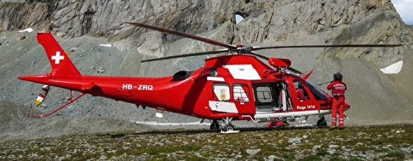 Rega-Helikopter im Raum Flims