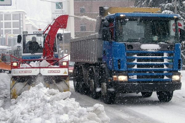 Schneeräumung Hauptstrasse mit Schleuder und Lastwagen
