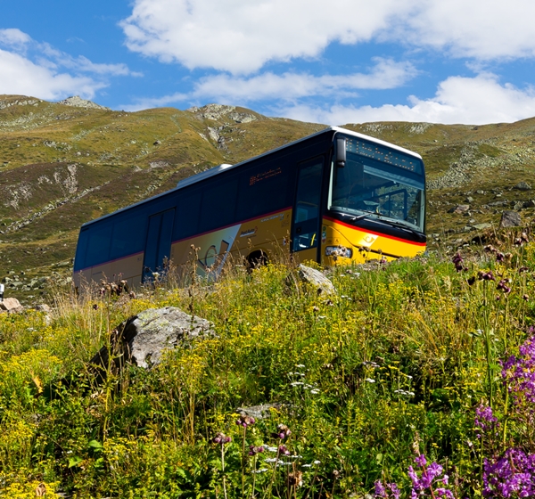 Postauto auf Flüelapassstrasse