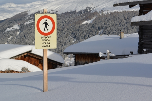 Signalisation Zutrittsverbot wegen schweren Schneefällen