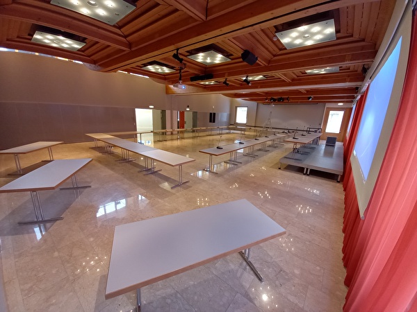 Kongresszentrum, Saal Pischa/Parsenn, beim Erstellen der Einrichtung für die Landratssitzung