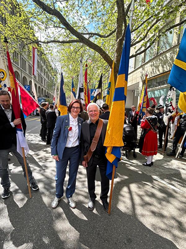 Sechsilüüta 2026 in Zürich: Standespräsidentin Valérie Favre Accola und Landrat Kaspar Hoffmann vertreten die Gemeinde Davos beim Umzug der 100 Bündner Gemeinden