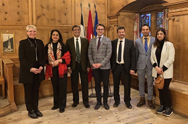 Der designierte Botschafter Indiens in der Schweiz, Mr. Sanjay Bhattacharyya, sowie seine Frau, Mrs. Ranu Bhattacharyya, und Botschaftsangehörigen bei der offiziellen Begrüssung durch die Mitglieder des Kleinen Landrats, Iris Hoffmann-Stiffler, Philipp Wilhelm (Mayor) und Simi Valär in der Grossen Stube.