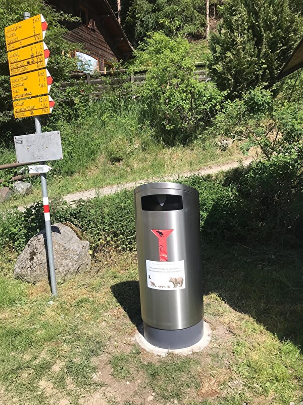 Wildtiersicherer Abfallkübel beim Bahnhof Davos Wiesen