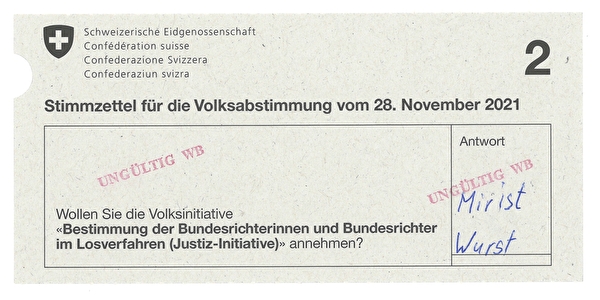 Stimmzettel mit handschriftlichem Eintrag Mir ist Wurst