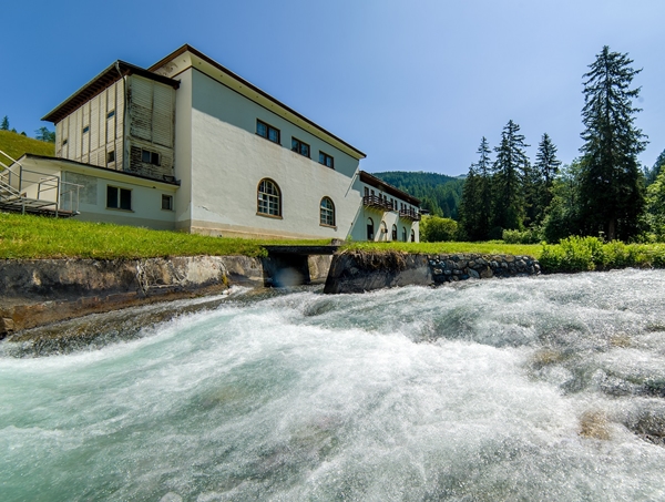 Gebäude des Davoser Wasserkraftwerks am Sertigbach