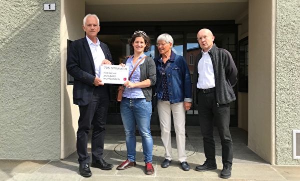 Das Initiativkomitee überreicht vor dem Rathaus die Unterschriften: Landammann Tarzisius Caviezel, Linda Zaugg vom Initiativkomitee, Ursina Farrèr und Landschreiber Michael Straub