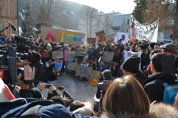 Demonstration im Davoser Bubenbrunnenpark (beim Postplatz)