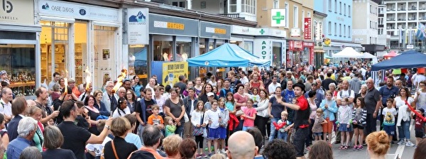 Besucher der davos@promenade bestaunen einen Strassenkünstle 