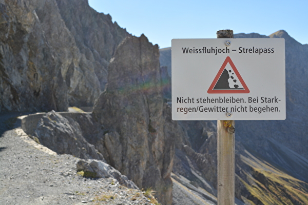 Der Felsenweg ist ein alpiner Weg mit den dazugehörenen Gefahren. Die Hinweistafel weist darauf hin.