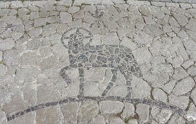 Mosaik des Lamm Gottes aus Pflastersteinen