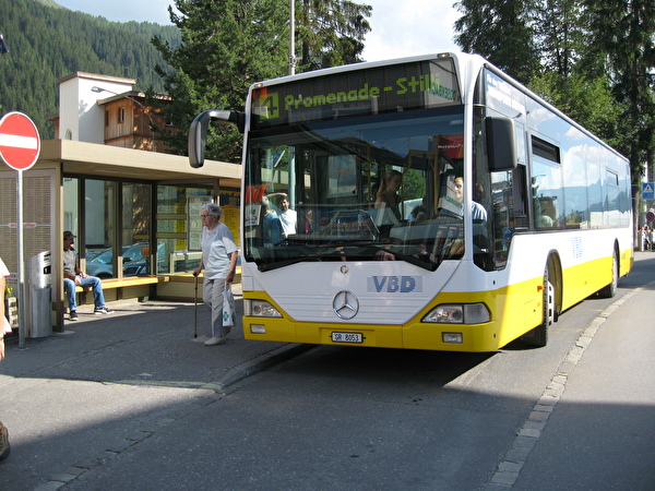 Nur Passagiere ohne Ticket steigen vorne beim Chauffeur in den Bus ein.