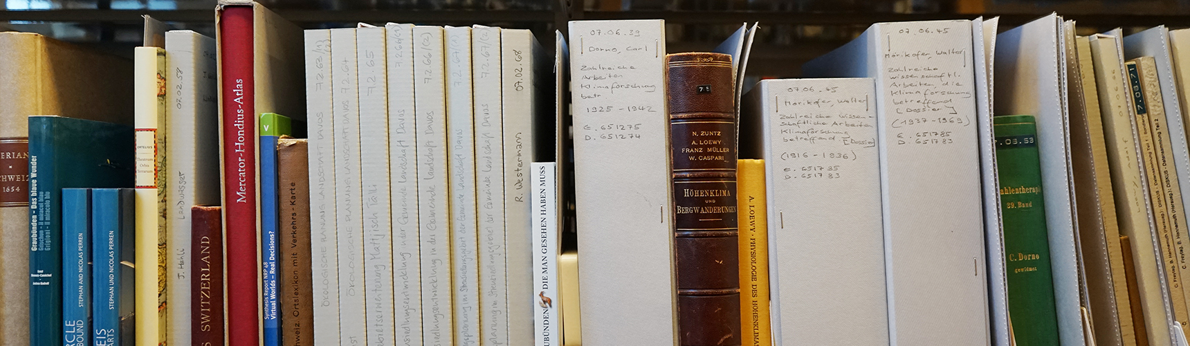 Bücher in der Dokumentationsbibliothek