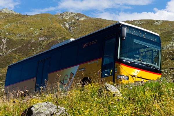 Postauto auf der Flüelapassstrasse