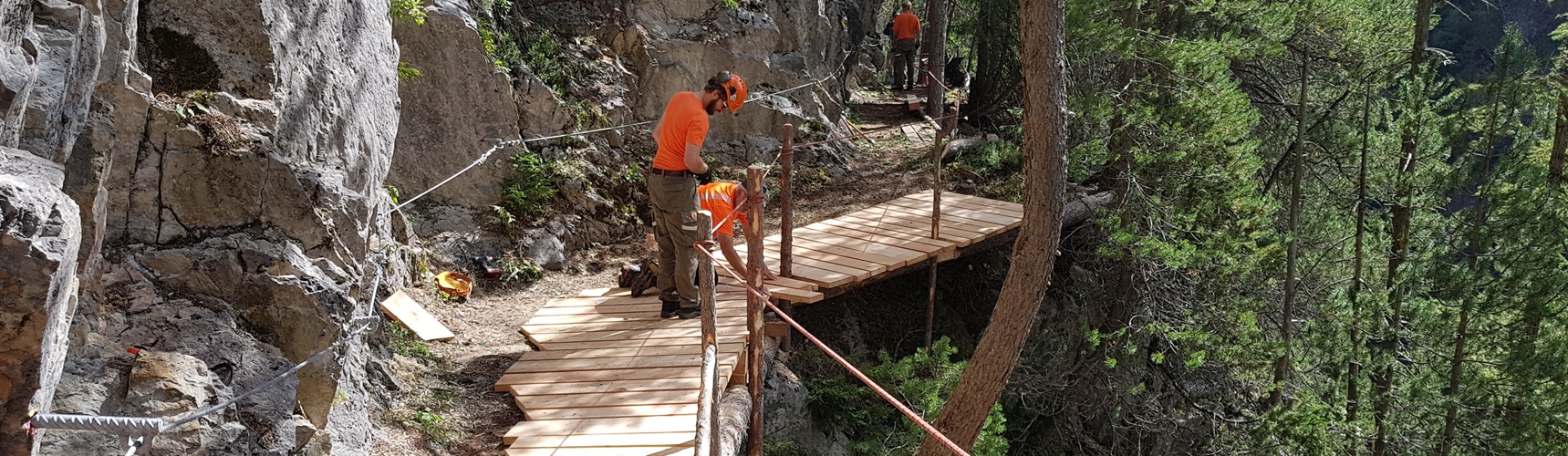 Bauen einer Brücke auf einem Wanderweg