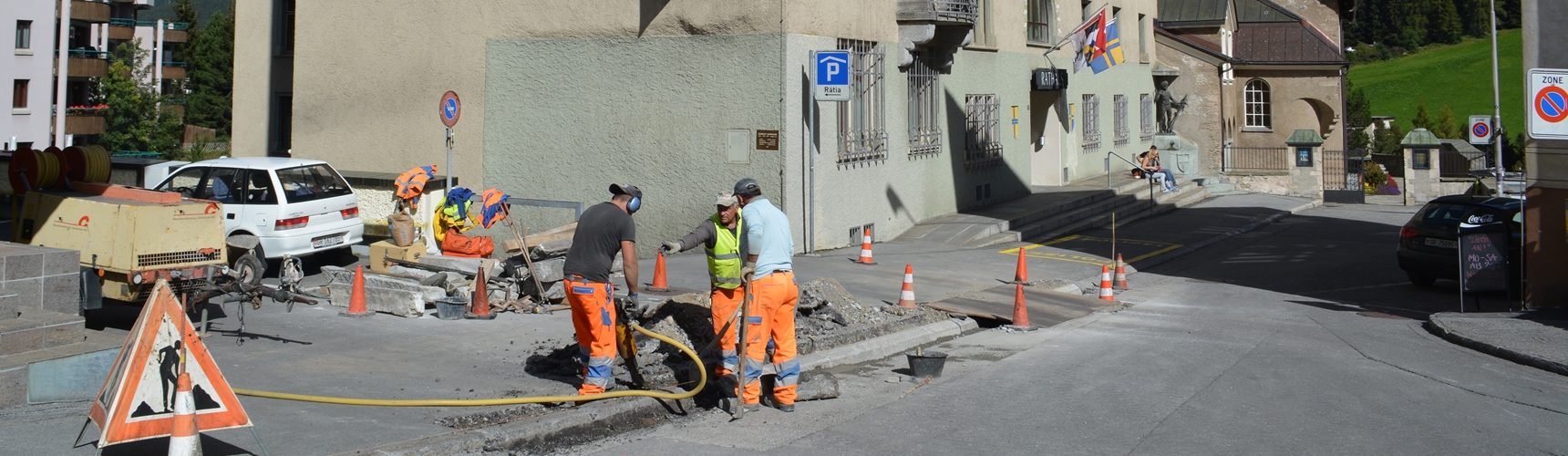 Baustelle behindert Zufahrt zum Davoser Rathaus