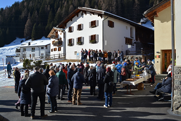 Neujahrsapéro am 1. Januar 2026 auf dem Schulhausplatz von Davos Glaris