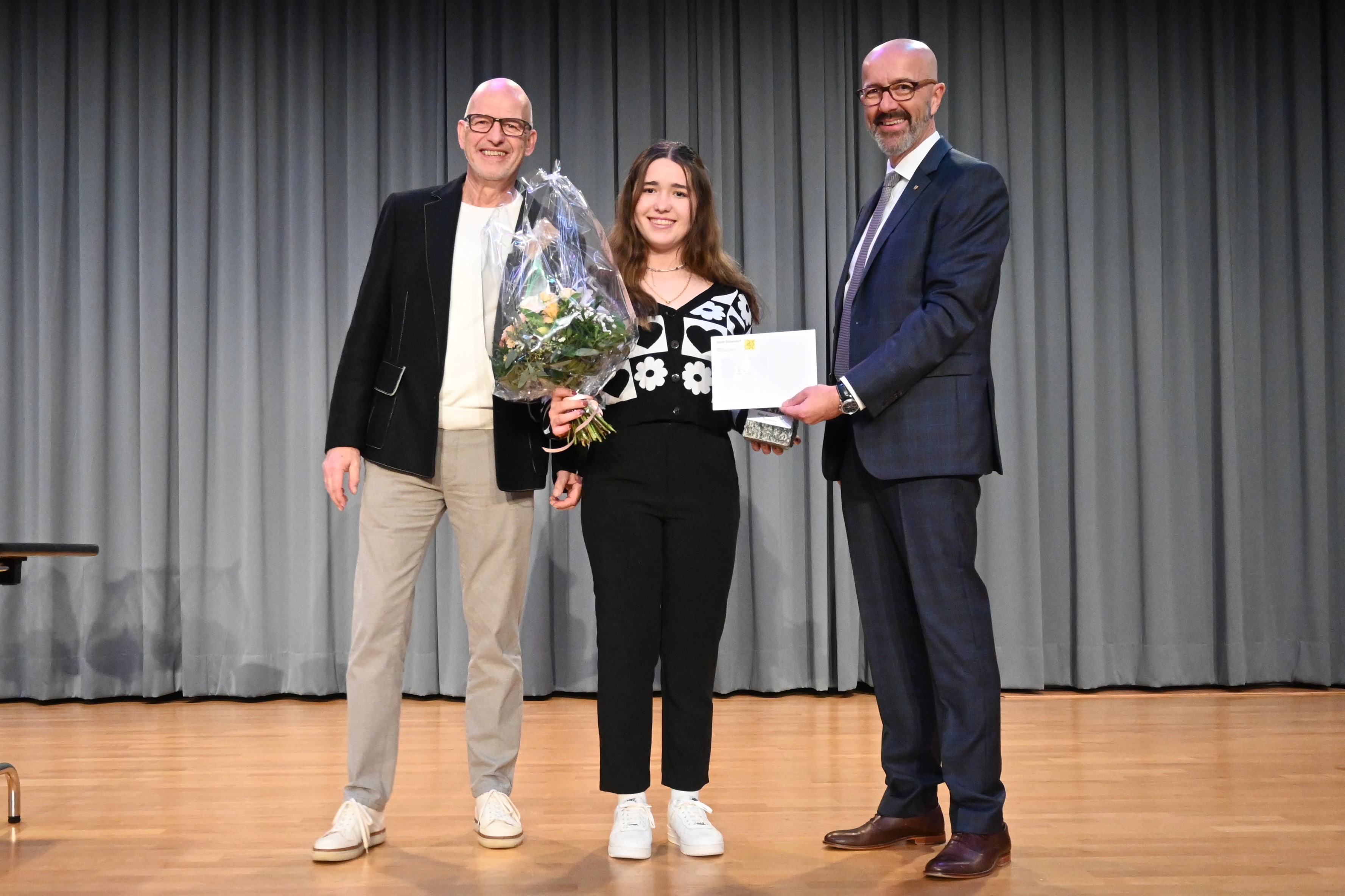 Preisträgerin Sport Allegra Frei (in der Mitte) mit KuSpo-Mitglied Christoph Lutz und Stadtpräsident André Ingold