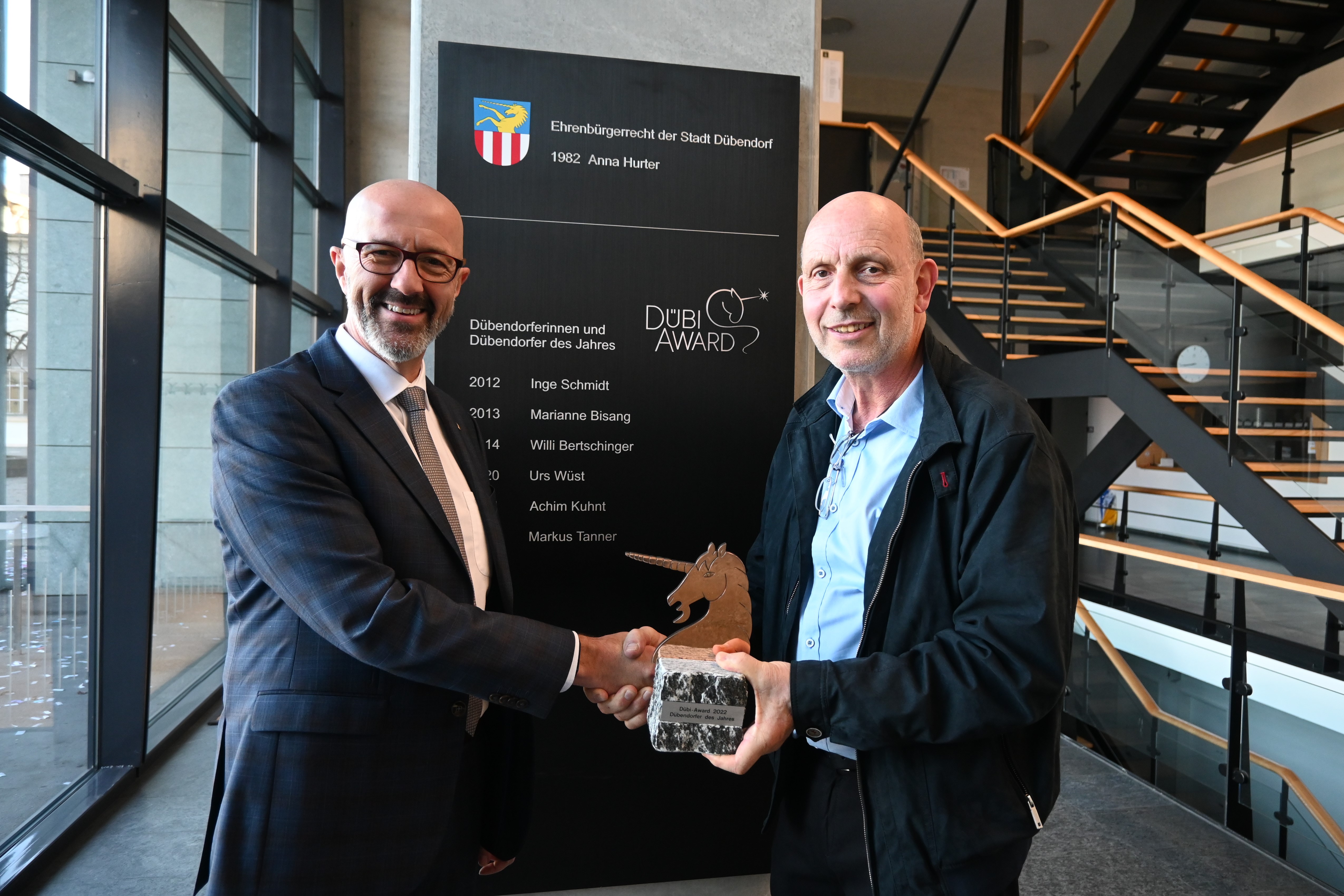 Preisträger Markus Tanner (rechts) mit Stadtpräsident André Ingold vor der Ehrentafel im Stadthaus