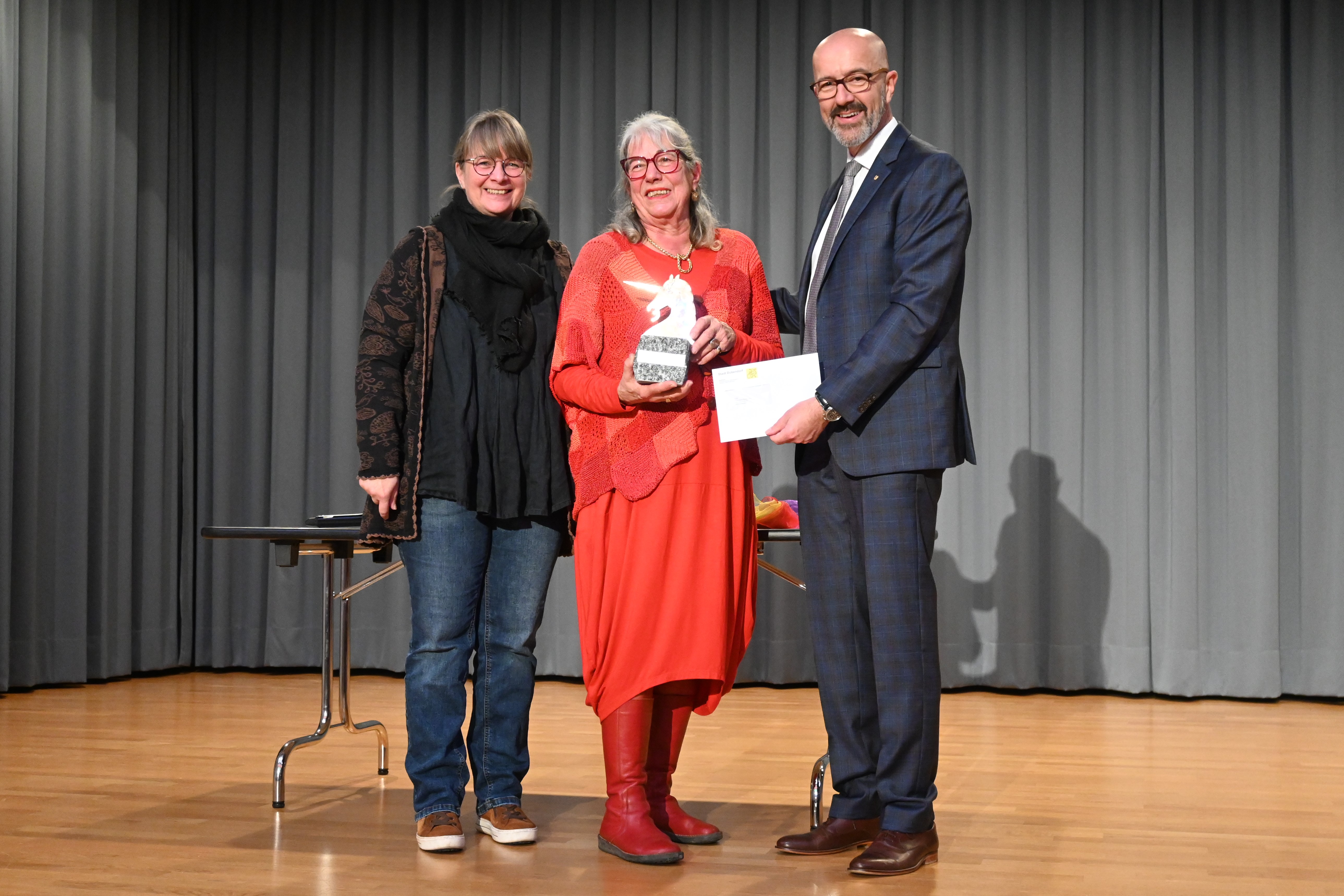 Preisträgerin Kunst/Kultur Francesca Stockmann (in der Mitte) mit Gemeinderätin Tanja Boesch und Stadtpräsident André Ingold