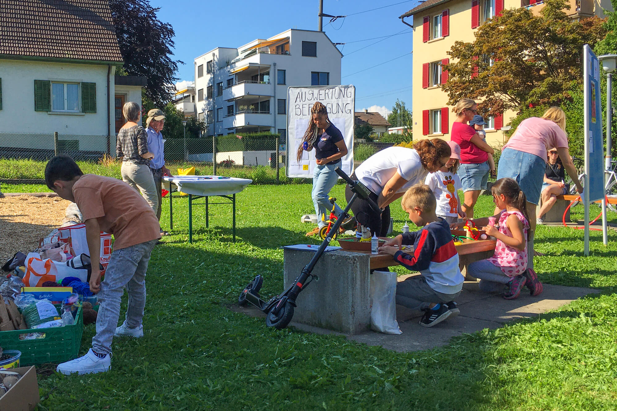 Kinder und Erwachsene planen den neuen Spielplatz